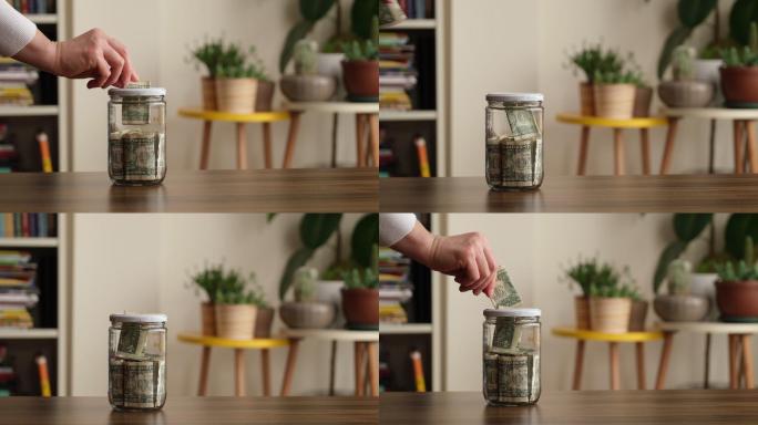 一家人在家里的玻璃罐里存钱