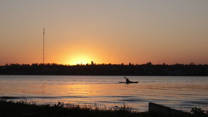 日落时划皮划艇夕阳湖面皮划艇水上运动