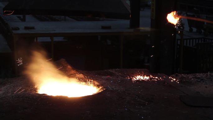 熔炉熔炼磨具厂铁水四溅熔炼火花工人