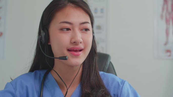 女医生通过视频电话交谈在线咨询患者症状