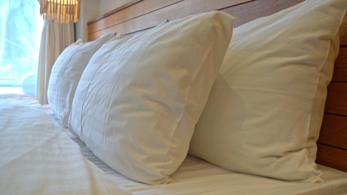 卧室内部床上的白色枕头