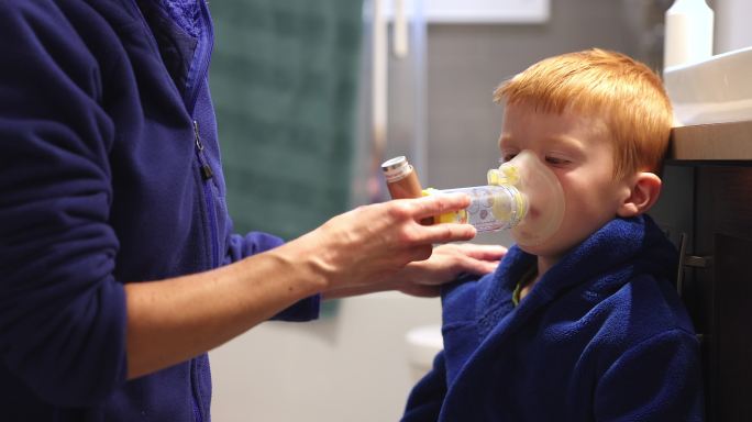 男孩接受呼吸性哮喘治疗