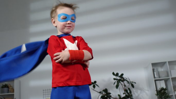 穿着超级英雄服装的小男孩