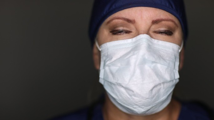 女医生或护士取下医用口罩