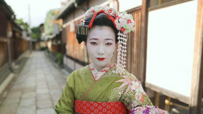 站在京都区人行道上的艺妓