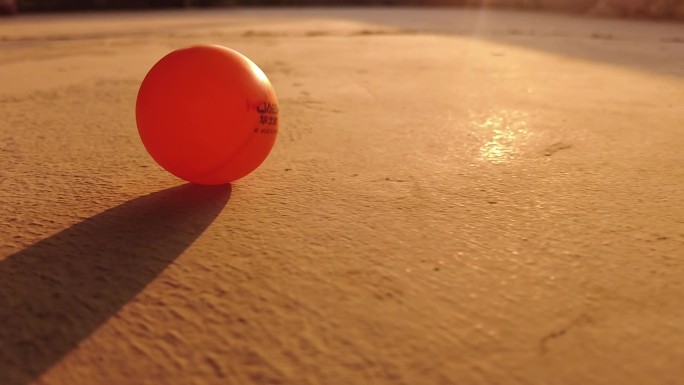 水泥地板乒乓球滚动