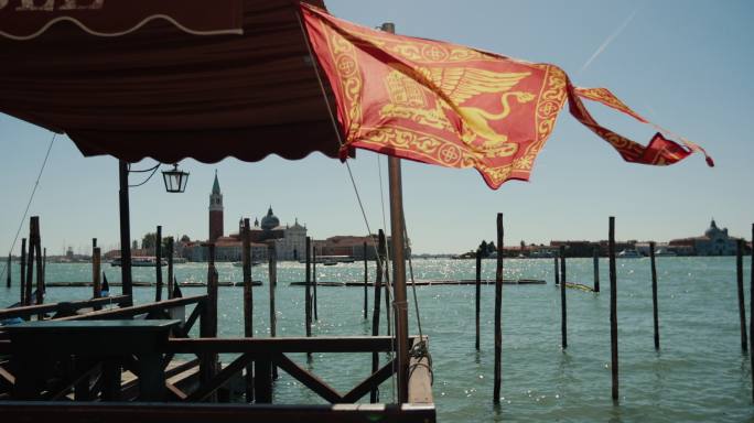 威尼斯海滨渔港彩旗飘飘阳光海岸