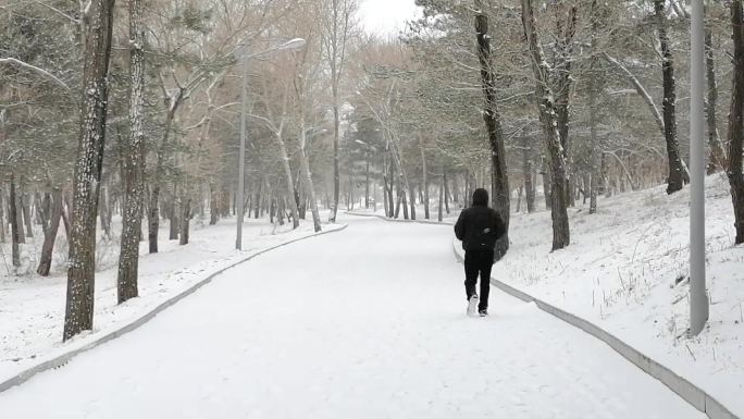 雪中强身健体引领健康生活。