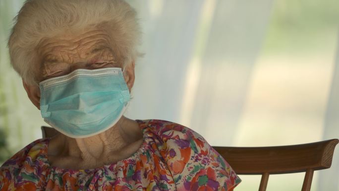 老妇人戴口罩以避免传染病