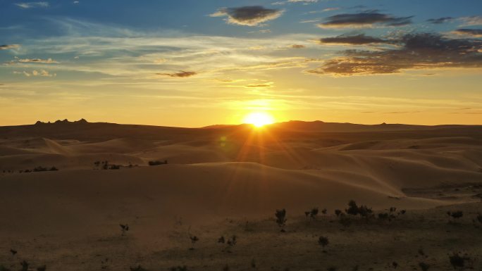 沙漠中的日出无人区荒漠贫瘠日落夕阳朝阳