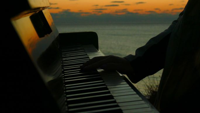 日落时在海滩上弹钢琴