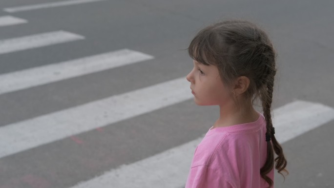 斑马线上的孩子小女孩过马路特写镜头街景交