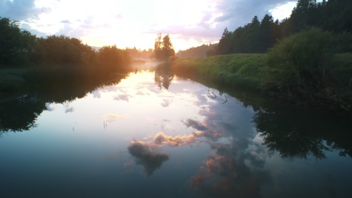 神奇的雾河水面倒影唯美风景湿地风光