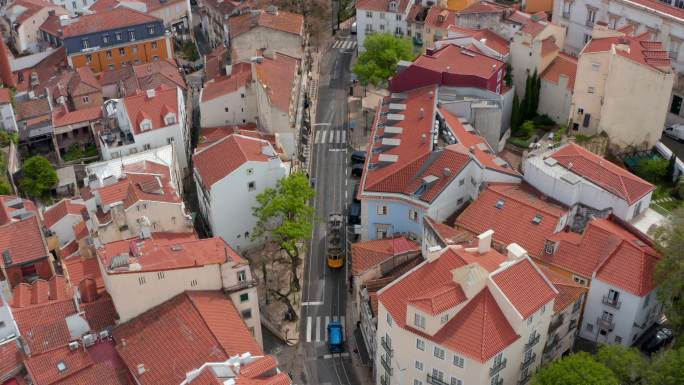 里斯本市中心彩色房屋之间狭窄的住宅街道上