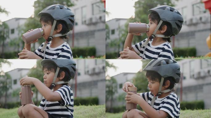 喝水的小男孩饮水杯男孩视频通话