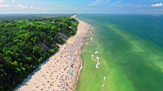 波罗的海沿岸拥挤的海滩