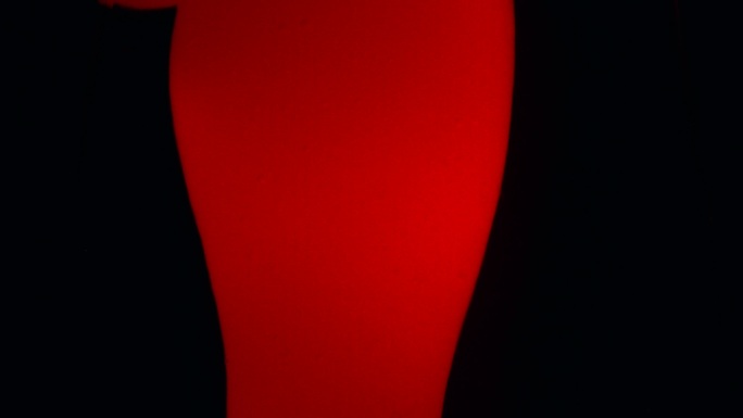 红色蜡状熔岩气泡在黑色中上下流动