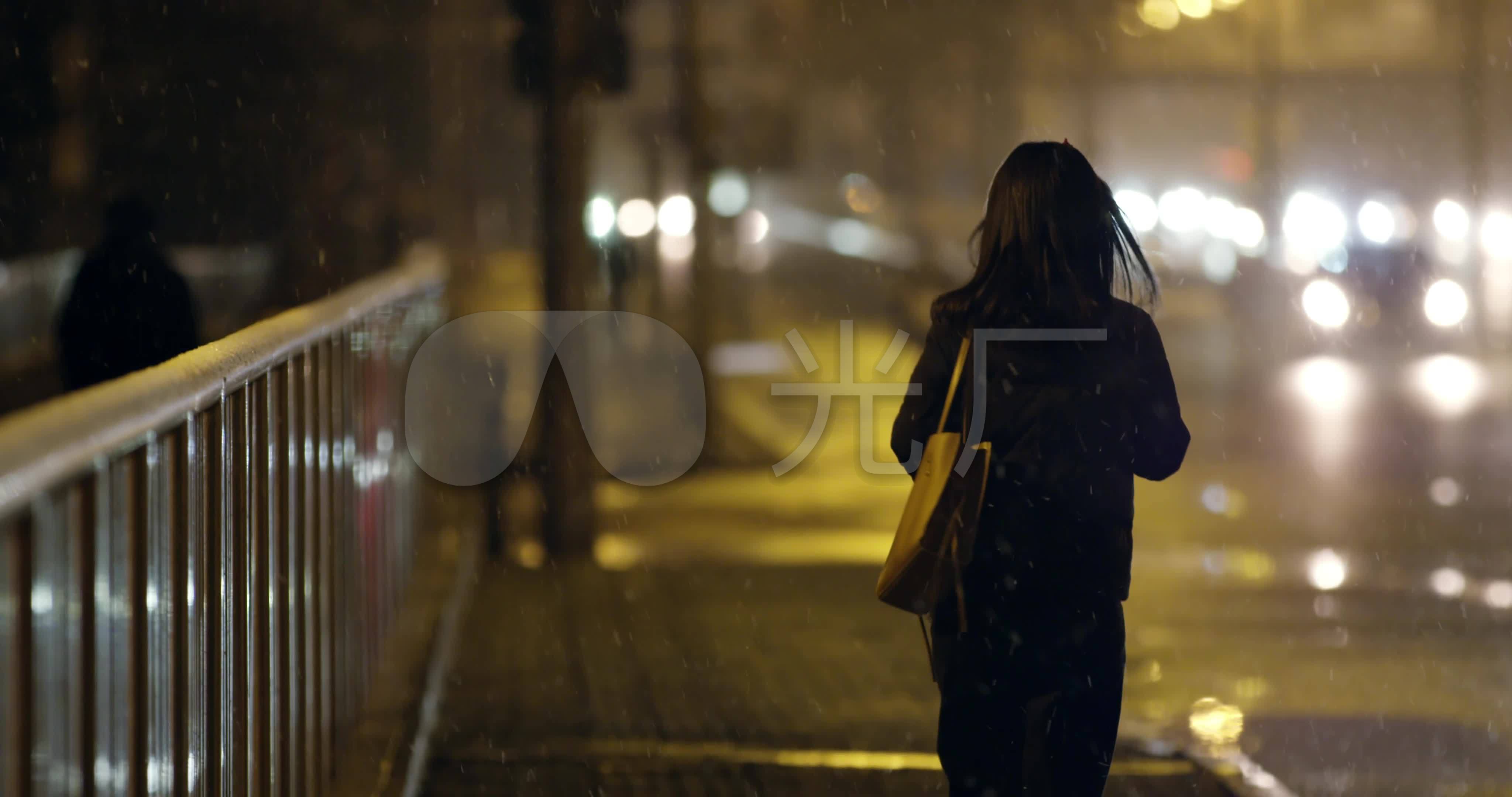 夜晚行走的路上的青年女人高清摄影大图-千库网