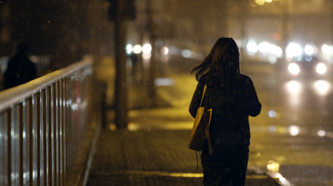 深夜孤独北京城市女人背影雪夜孤独行走