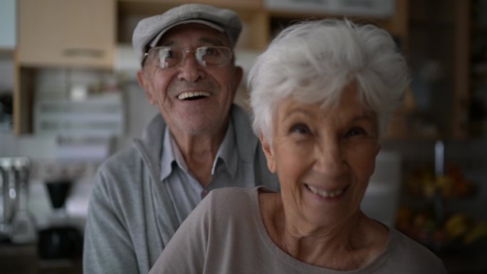 幸福的老年夫妇老年人恩爱相扶到老白头到老