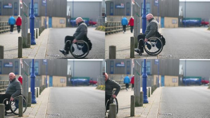 一名残疾男子坐着轮椅在过马路。