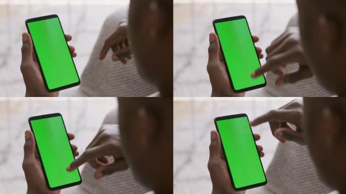 男子用绿屏浏览手机