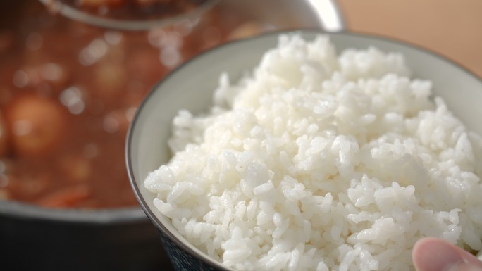把炖肉倒在米饭上餐饮晚餐午饭