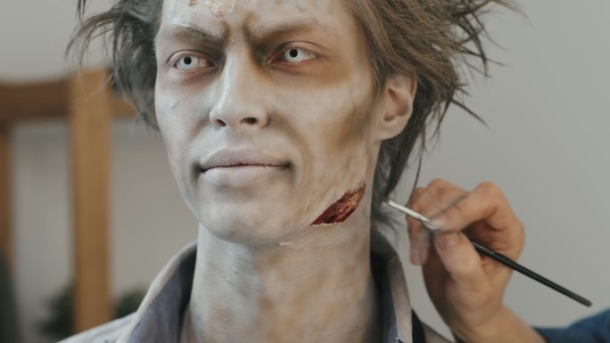 化妆师在男人身上制造假伤口