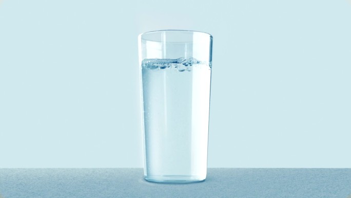 桌子中央的玻璃杯里装满了水