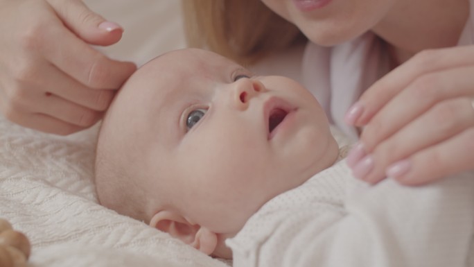 可爱的婴儿妈妈照顾照料婴幼儿