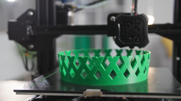 自动3D打印机从塑料层逐层创建原型模型