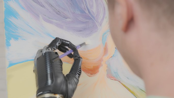 女性残疾艺术家在画布上画画