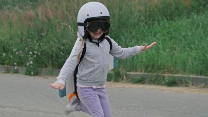 快乐的孩子，带着玩具泡沫翅膀和防护眼镜。