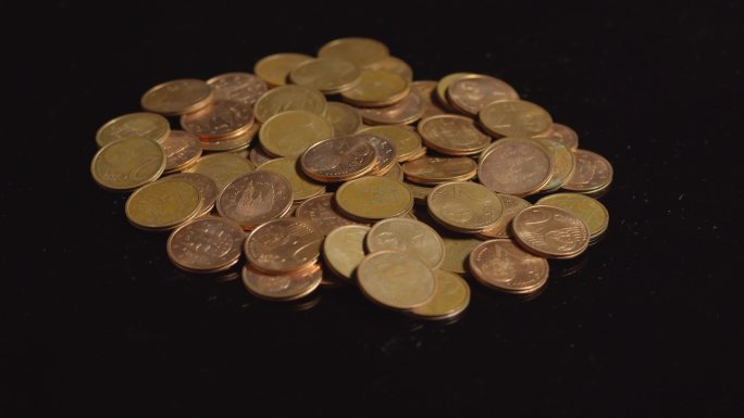 一堆两欧分的硬币模型透明抠图