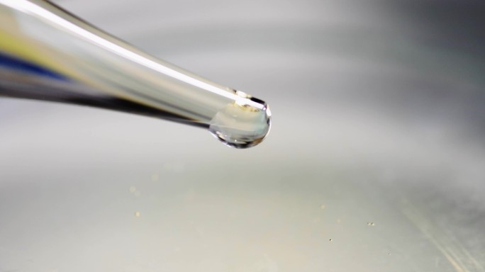 实验室中玻璃移液管上的水滴