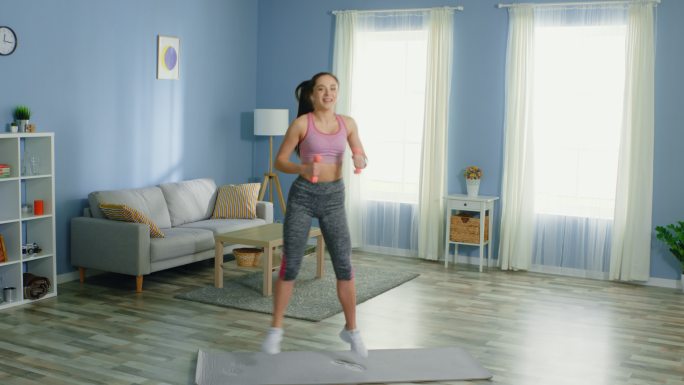 在家锻炼的女子训练练习健身跳舞垫子