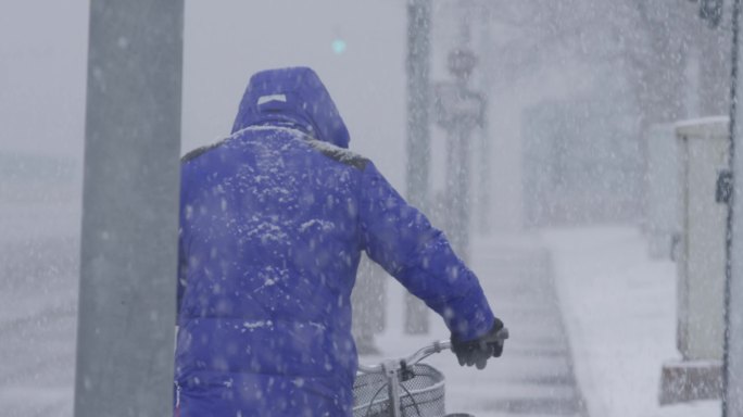 北京暴雪，雪天街道，大雪中的行人
