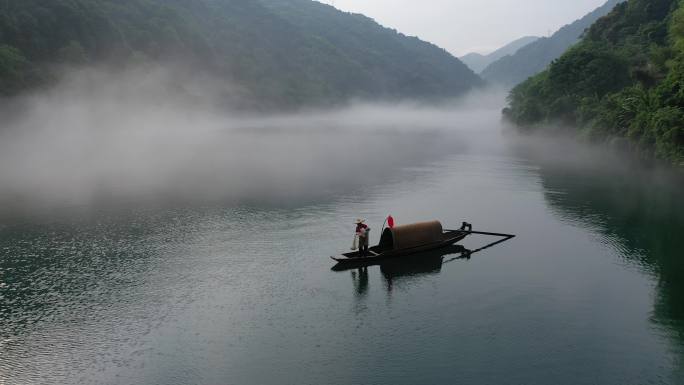 【4K正版素材】湖南小东江晨雾中的渔船