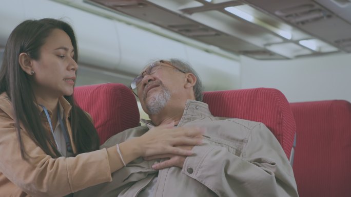 飞机乘客心脏病发作紧急情况。