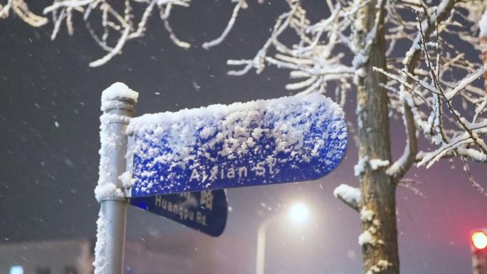 4K雪景镜头雪夜降雪城市下雪车流