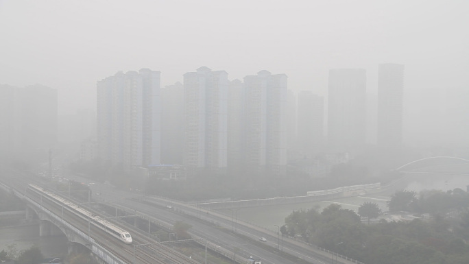 雾霾天气城市空气质量大气污染高铁行驶雾霾