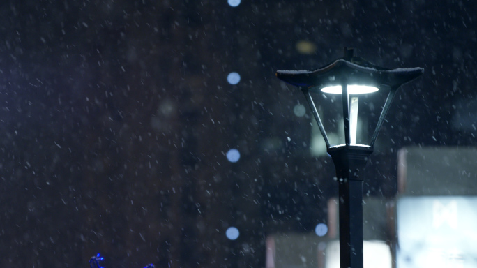 北京深夜大雪空镜，城市飘雪，雪景雪中路灯