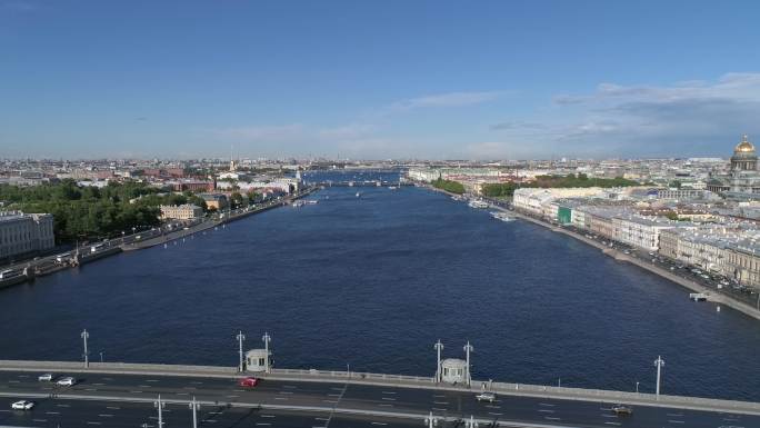 飞越圣彼得堡市中心的涅瓦河