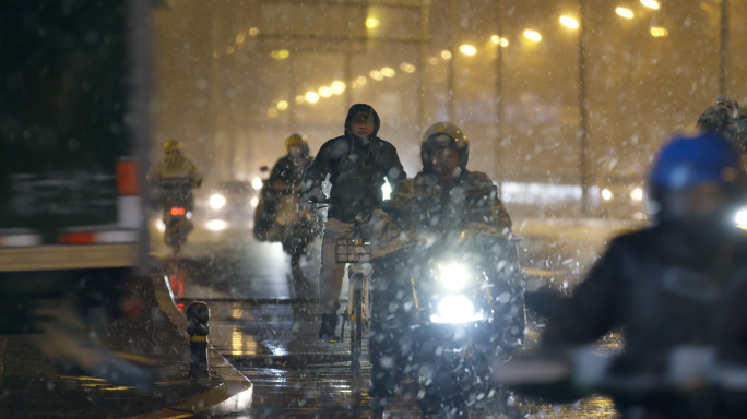 北京深夜街景，雪夜路灯，行人，下雪街道