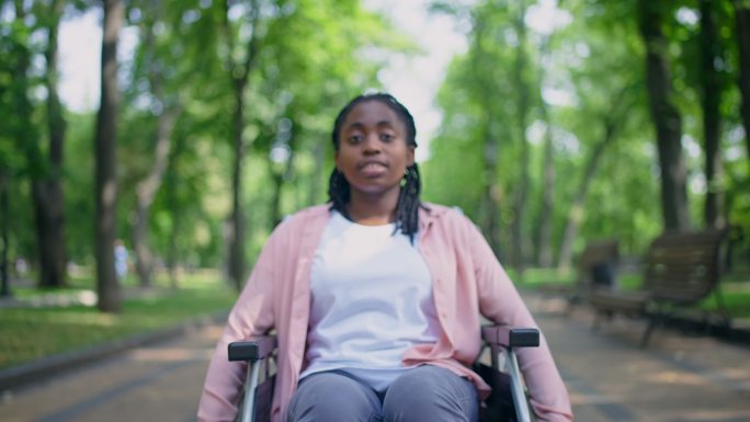 轮椅上的女孩沉思的患者医院推轮椅
