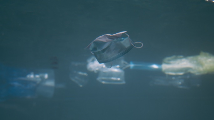 海面上的各种塑料垃圾