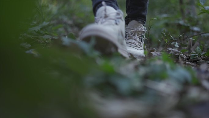 男子角林间漫步 感受生活