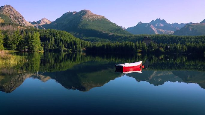 湖泊上的船只湖光山色唯美风景湖泊湖面倒影