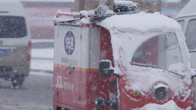 大雪中，下雪街道，京东快递