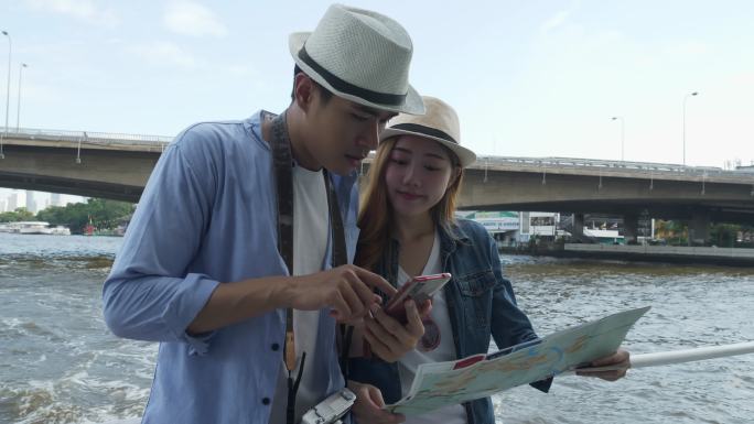 游客夫妇乘船游览曼谷